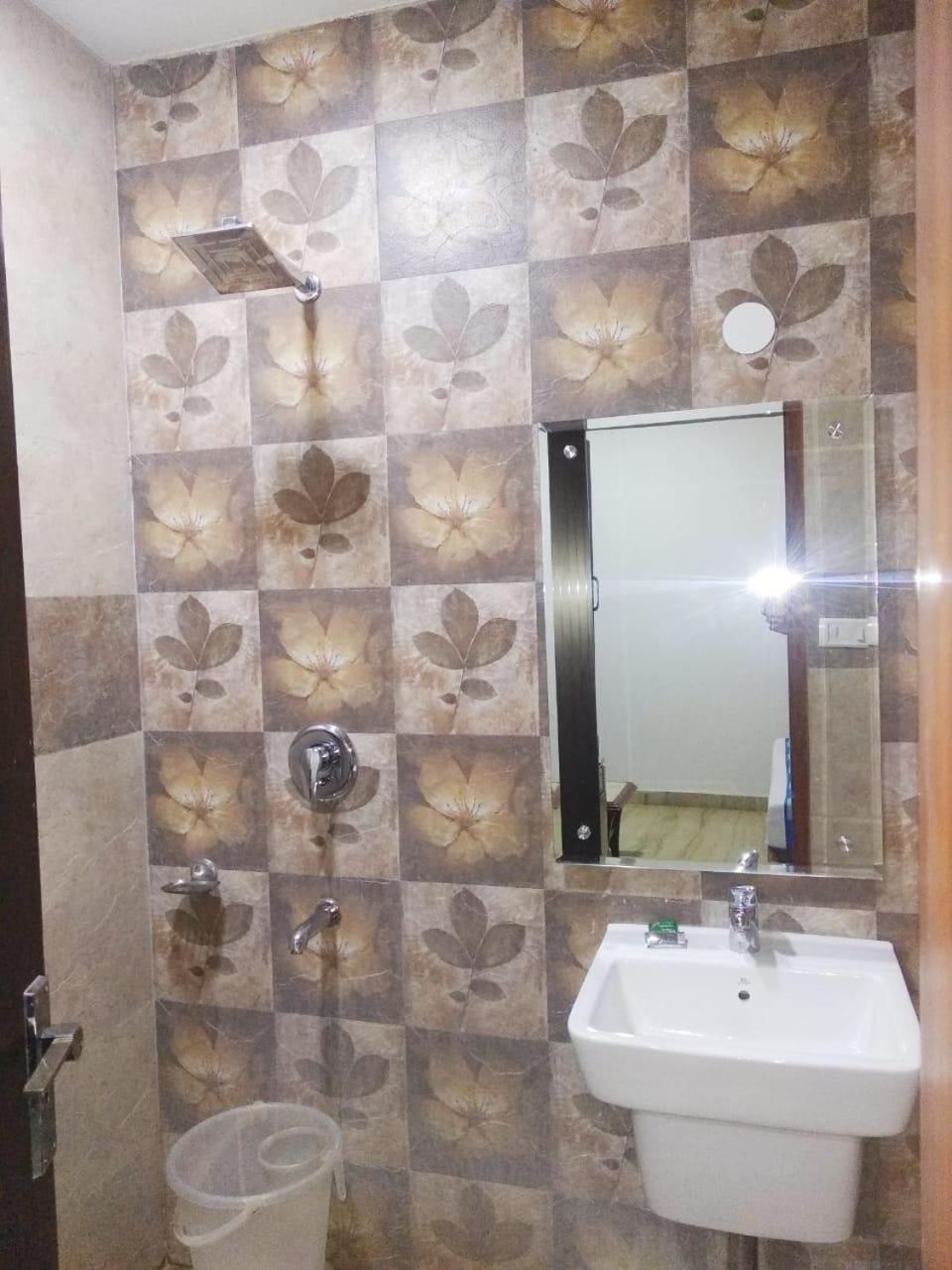 Hotel Spb 87 Near Karol Bagh Metro Station Delhi المظهر الخارجي الصورة